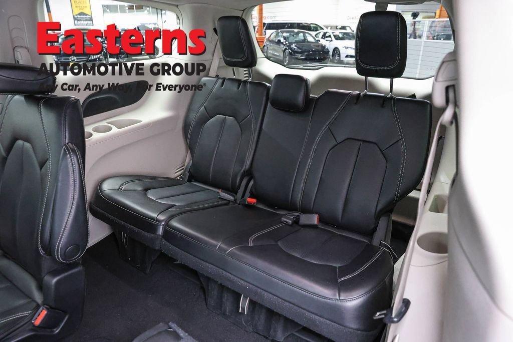 Used 2023 Chrysler Pacifica Touring-L FWD image 23