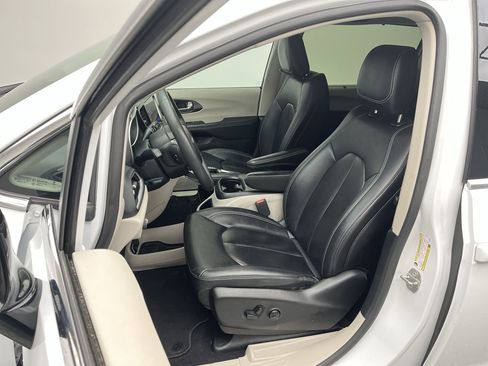 Used 2024 Chrysler Pacifica Touring-L image 9