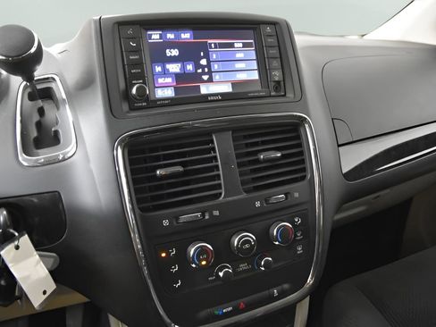 Used 2018 Dodge Grand Caravan SE w/ UConnect Hands-Free Group FWD image 22