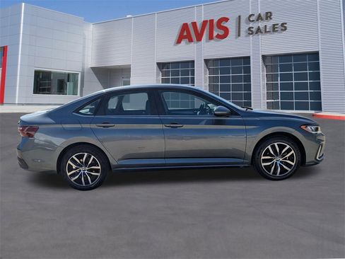 Used 2025 Volkswagen Jetta SE image 5