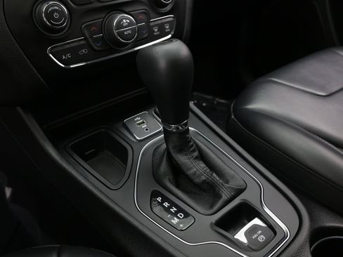 Used 2019 Jeep Cherokee Latitude Plus w/ Comfort/Convenience Group FWD image 28