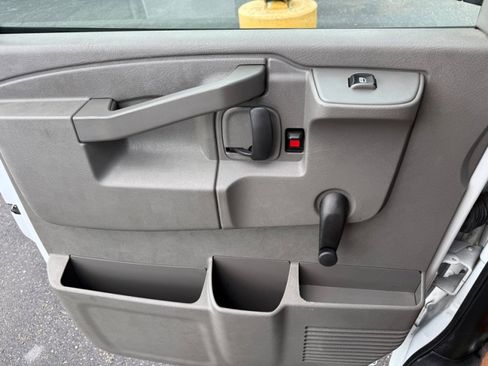 Used 2018 Chevrolet Express 2500 image 32