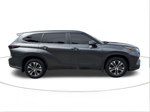 Used 2024 Toyota Highlander XLE AWD/4WD image 2
