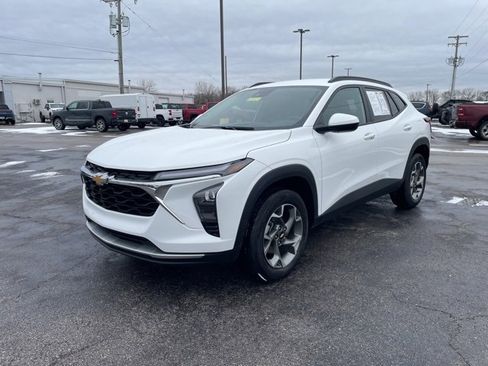 Used 2025 Chevrolet Trax LT w/ LT Convenience Package image 2