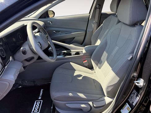 Used 2023 Hyundai Elantra SEL w/ Convenience Package FWD image 10