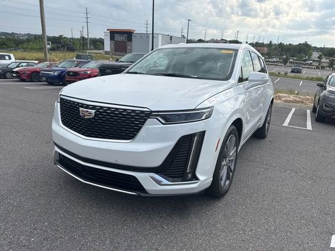 Used 2022 Cadillac XT6 Premium Luxury w/ Technology Package FWD image 5