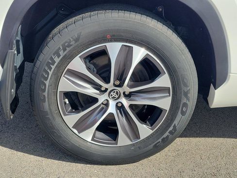Used 2021 Toyota Highlander XLE AWD/4WD image 5