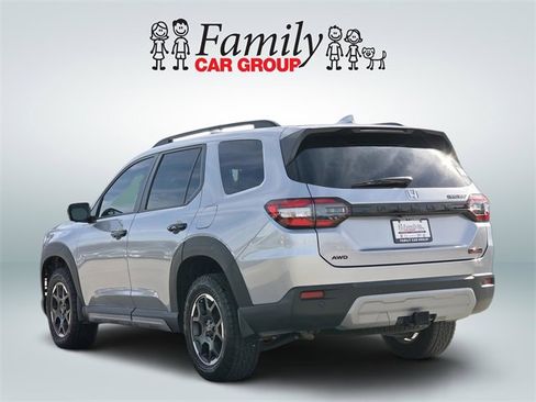 Used 2024 Honda Pilot TrailSport image 3