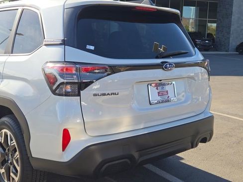 Used 2025 Subaru Forester Premium AWD/4WD image 5