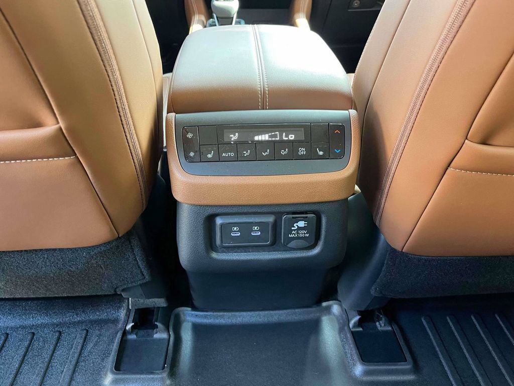 Used 2026 Nissan Pathfinder Platinum FWD image 4