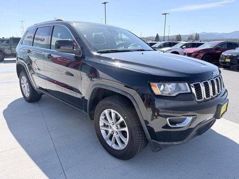 Used 2021 Jeep Grand Cherokee Laredo image 3