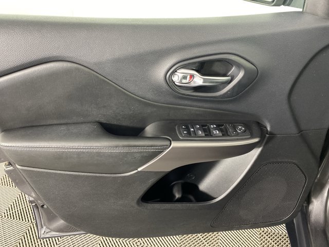 Used 2019 Jeep Cherokee Latitude Plus AWD/4WD image 12