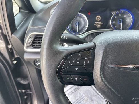 Used 2022 Chrysler Pacifica Touring image 17