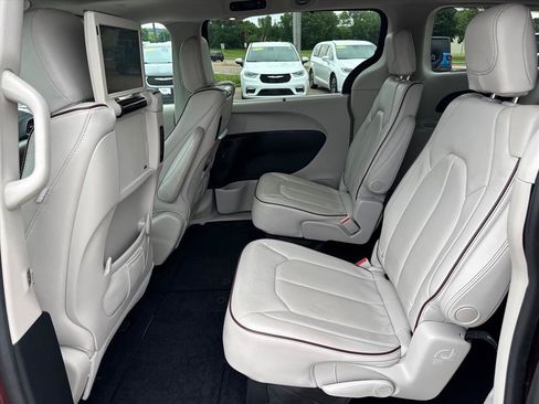 Used 2019 Chrysler Pacifica Limited w/ Advanced Safetytec Group FWD image 12
