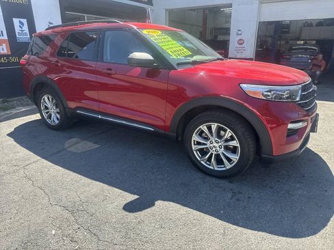 Used 2020 Ford Explorer XLT w/ Equipment Group 202A AWD/4WD image 4