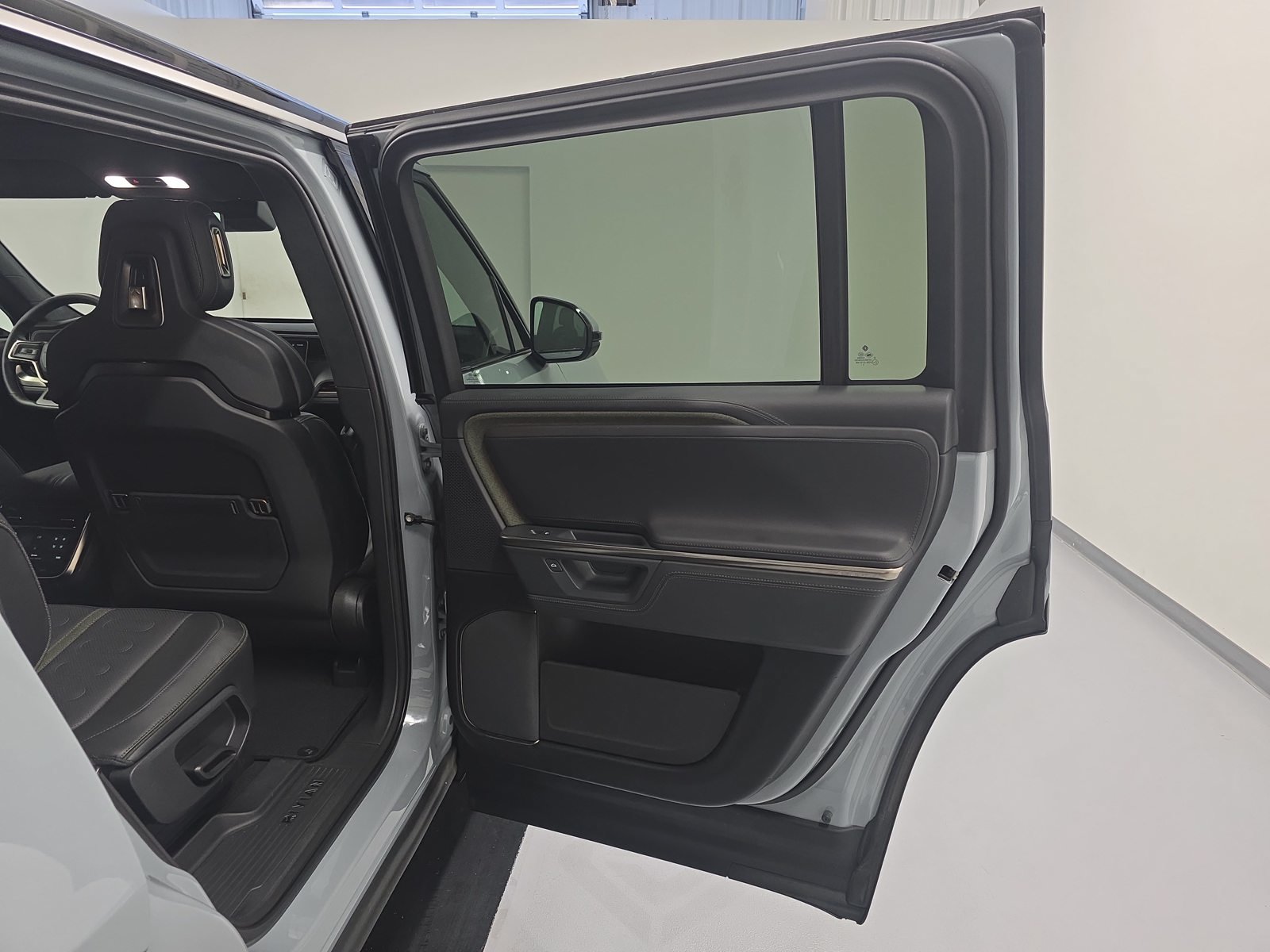Used 2025 Rivian R1S Adventure Dual AWD/4WD image 19