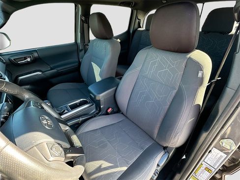 Used 2017 Toyota Tacoma TRD Sport image 21