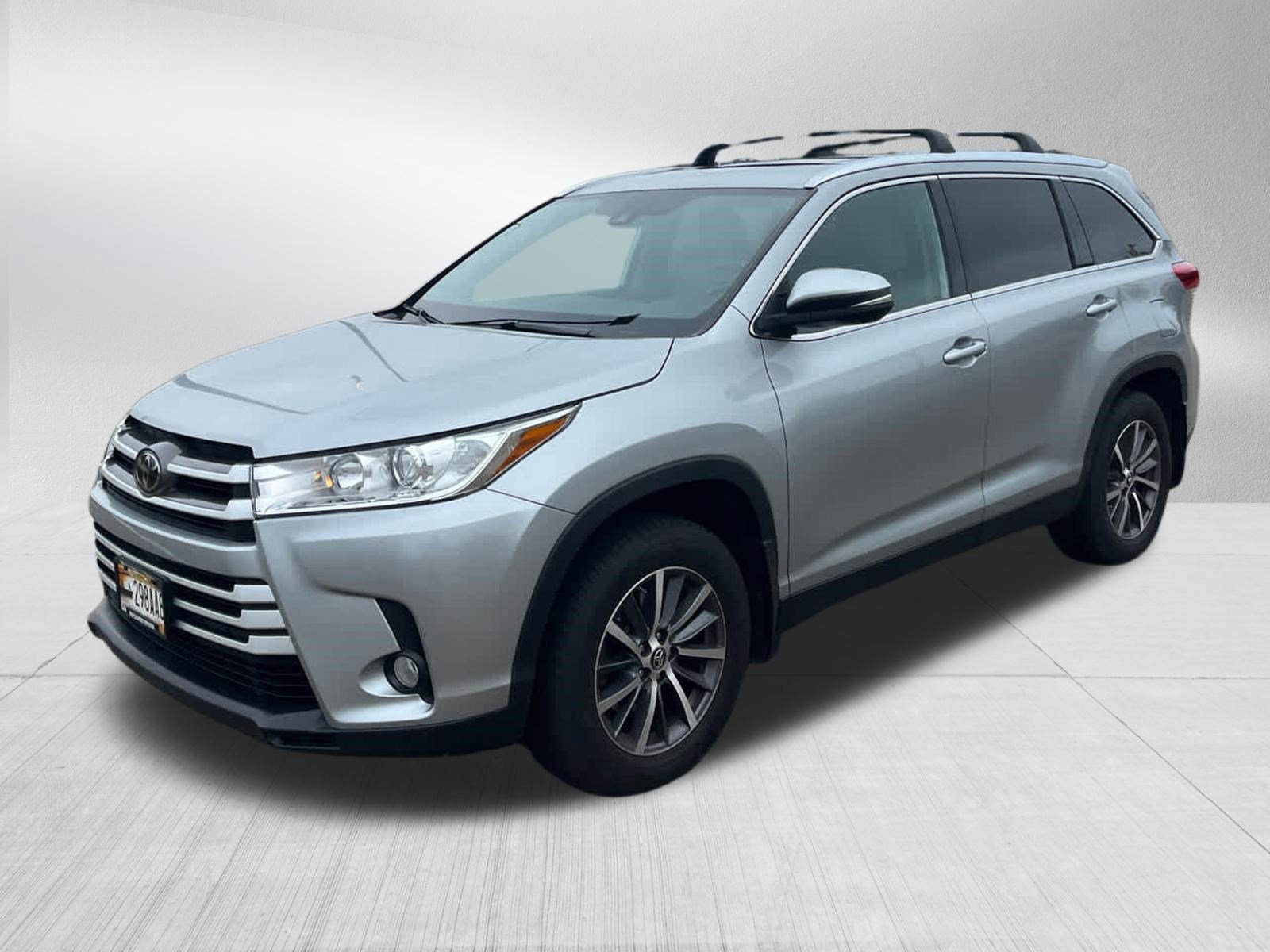 Used 2019 Toyota Highlander XLE AWD/4WD image 3