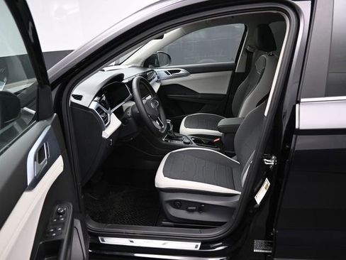 New 2026 Volkswagen Taos SE image 9