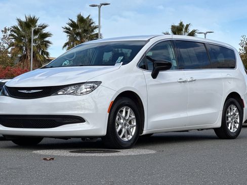 Used 2024 Chrysler Voyager LX image 8