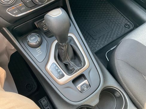 Used 2017 Jeep Cherokee Altitude image 10