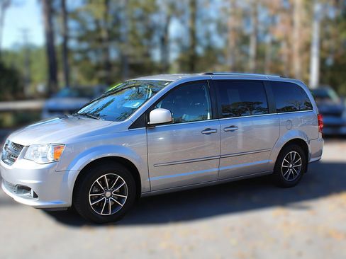 Used 2016 Dodge Grand Caravan SXT image 4
