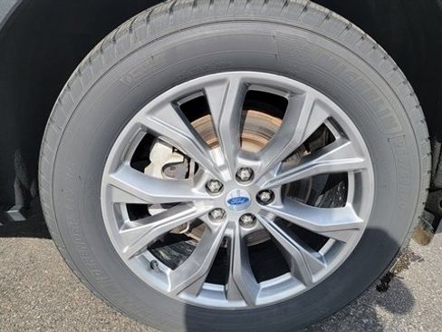 Used 2022 Ford Explorer XLT w/ Equipment Group 202A image 11