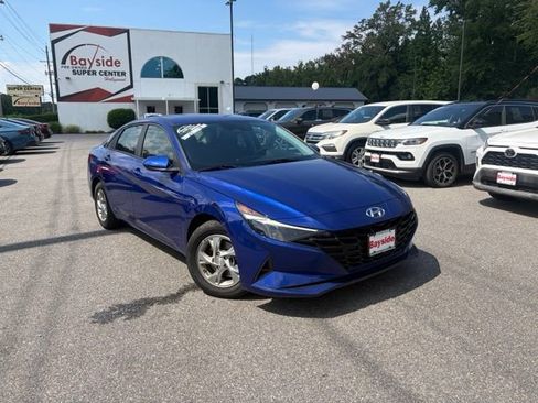 Used 2023 Hyundai Elantra SE w/ Preferred Accessory Package FWD image 2