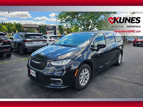 Used 2023 Chrysler Pacifica Touring-L FWD image 10