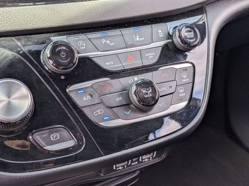 Used 2025 Chrysler Pacifica Select image 22