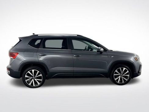 Used 2022 Volkswagen Taos SE FWD image 9