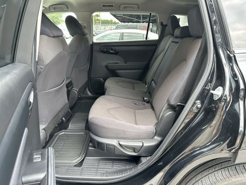 Used 2023 Toyota Highlander L FWD image 4