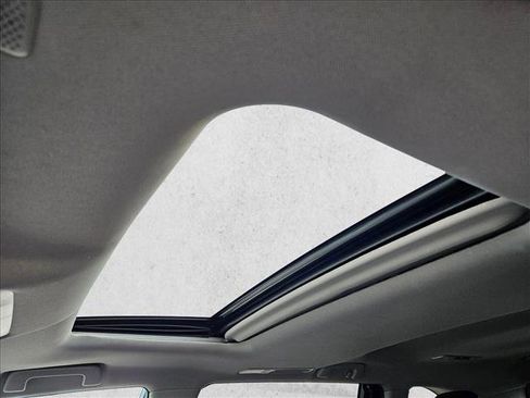 Used 2019 Toyota Highlander XLE FWD image 16