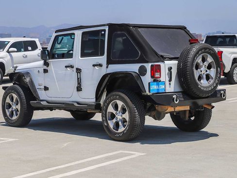 Used 2017 Jeep Wrangler Unlimited Sahara w/ Connectivity Group AWD/4WD image 11