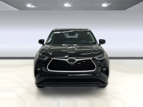 Used 2023 Toyota Highlander XLE AWD/4WD image 5