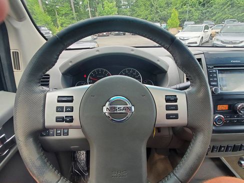 Used 2014 Nissan Frontier SL image 16