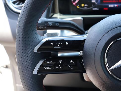 Certified 2025 Mercedes-Benz GLB 250 4MATIC image 33