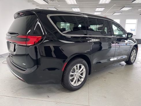 New 2026 Chrysler Pacifica Select image 8