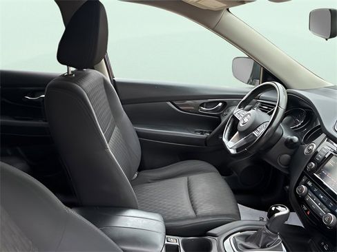 Used 2018 Nissan Rogue SV image 11