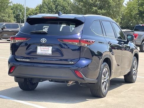 Used 2024 Toyota Highlander XLE FWD image 4