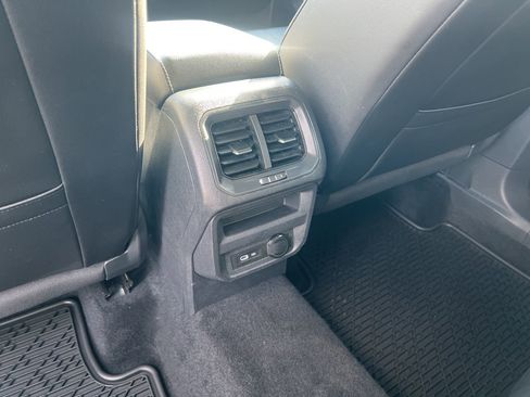 Used 2022 Volkswagen Tiguan SE image 17