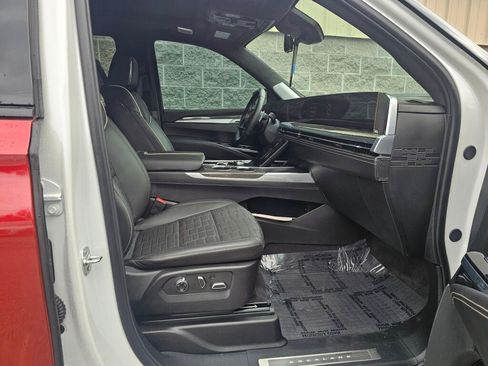 Used 2025 Cadillac Escalade V AWD/4WD image 15