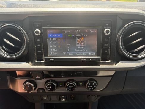 Used 2018 Toyota Tacoma SR5 AWD/4WD image 19