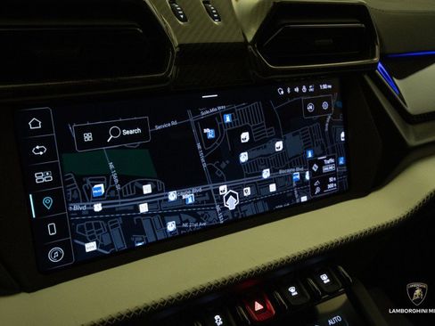 Used 2025 Lamborghini Urus SE image 86