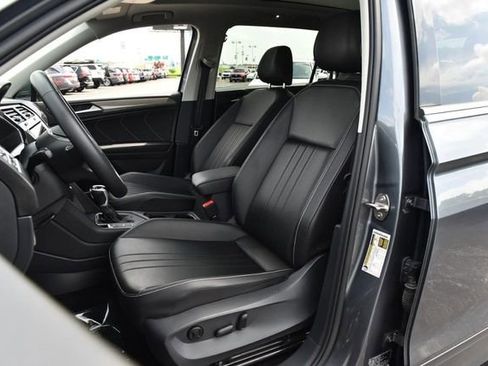 Certified 2024 Volkswagen Tiguan SE w/ Panoramic Sunroof Package image 19