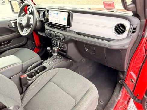 Used 2025 Jeep Wrangler Unlimited Sahara AWD/4WD image 15