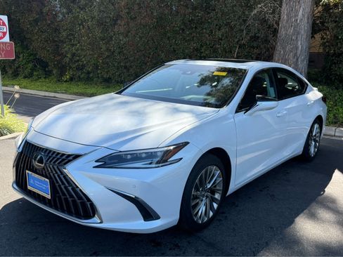 Used 2023 Lexus ES 300h w/ Accessory Package (Z2) FWD image 2