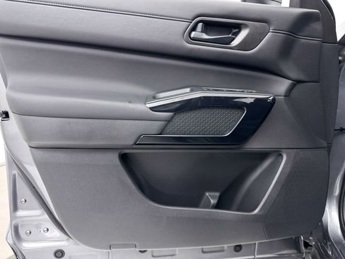 Used 2025 Nissan Pathfinder S image 27