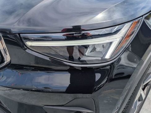 Certified 2025 Volvo XC40 B5 Plus AWD/4WD image 9