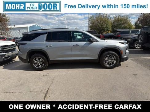 Used 2025 Chevrolet Traverse LT image 3